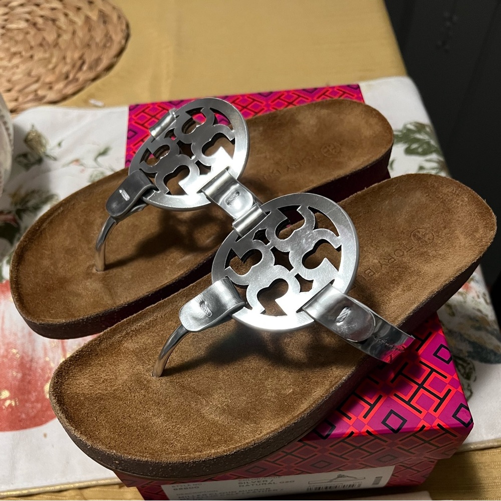 NEW Tory Burch Miller Cloud Metallic Medallion Thong Sandals Size 7 US